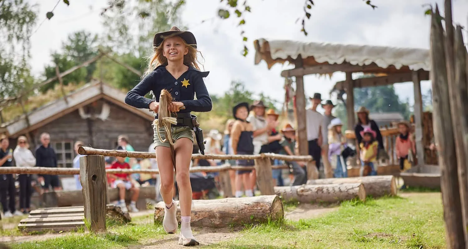 https://www.barnistan.se/wp-content/uploads/2026/05/kapphastar-pa-highchaparral-1-e1761223472862.webp